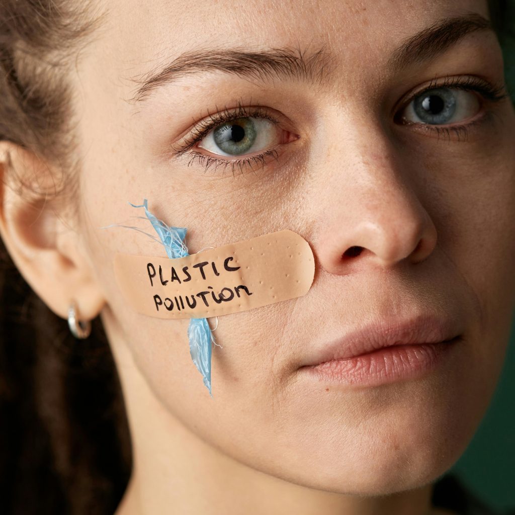 Dieses Bild hat ein leeres Alt-Attribut. Der Dateiname ist Plastic-Pollution-Gesicht-qu-1-1024x1024.jpg